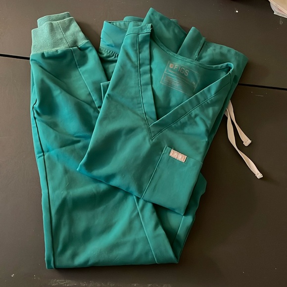 Figs Tops - Figs Hunter Green Scrub Set - Catarina Top and Zamora Bottom